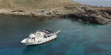 Imbarcazione in sosta a Favignana